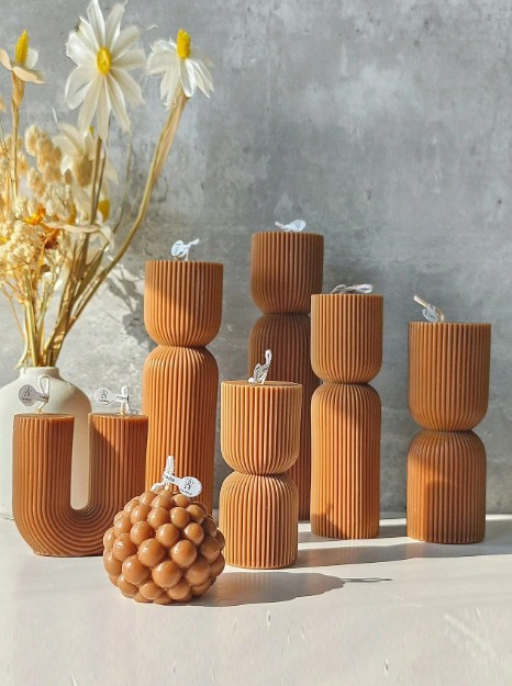 Oranžas sveces un ziedi