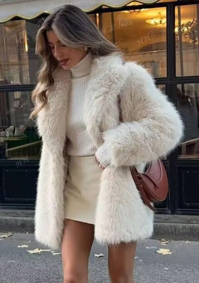 Shein-sieviete baltā kažokā