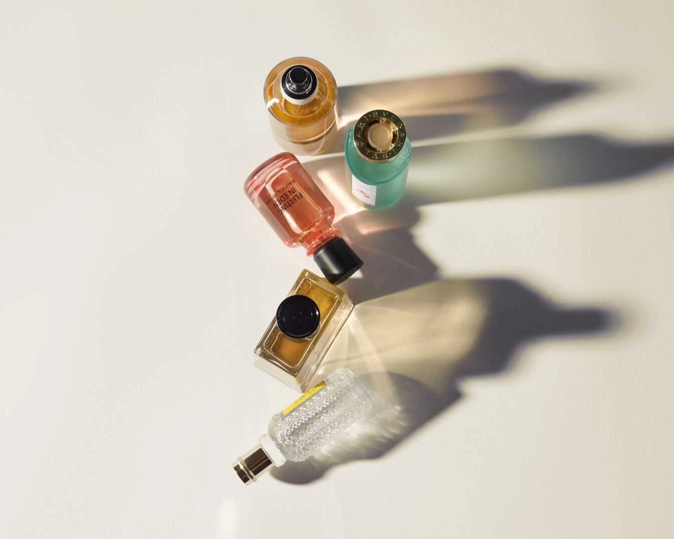 Douglas-piecas smaržu pudelītes uz balta fona